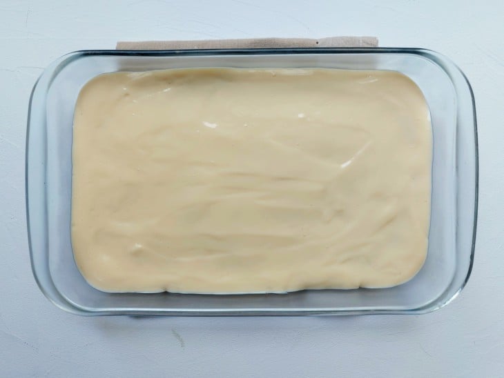 Um refratário contendo uma camada de creme de chocolate e outra de creme branco.