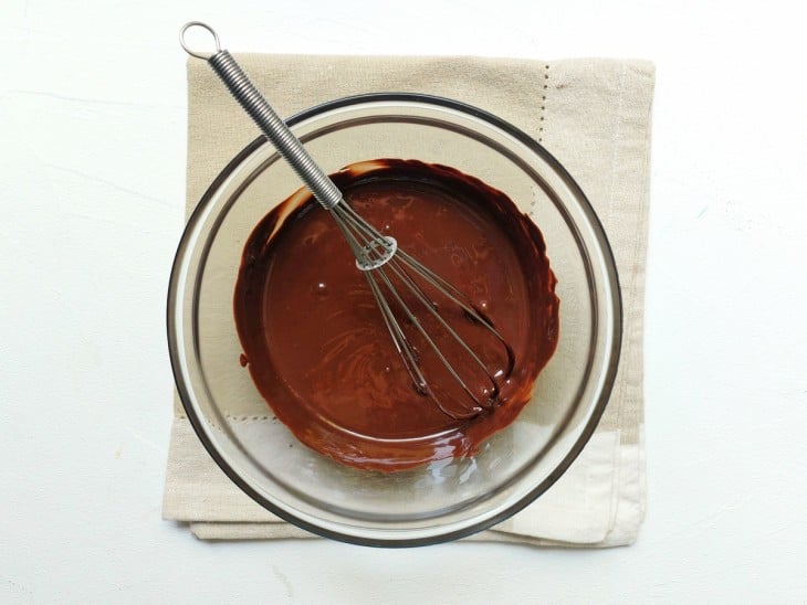 Um recipiente contendo chocolate derretido.