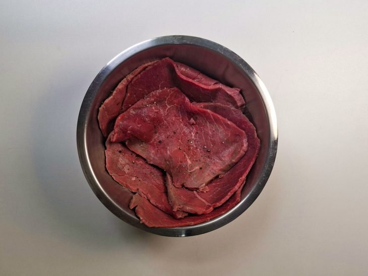 Bifes de coxão mole temperados com sal e pimenta.