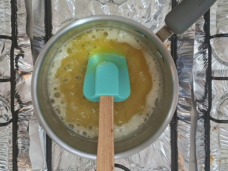 Roux sendo preparado com manteiga e farinha.