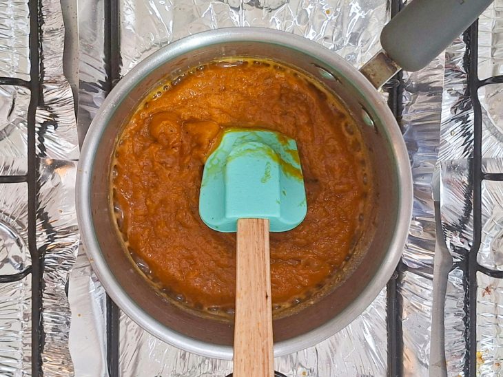 Caldo misturado ao roux para encorpar o molho.