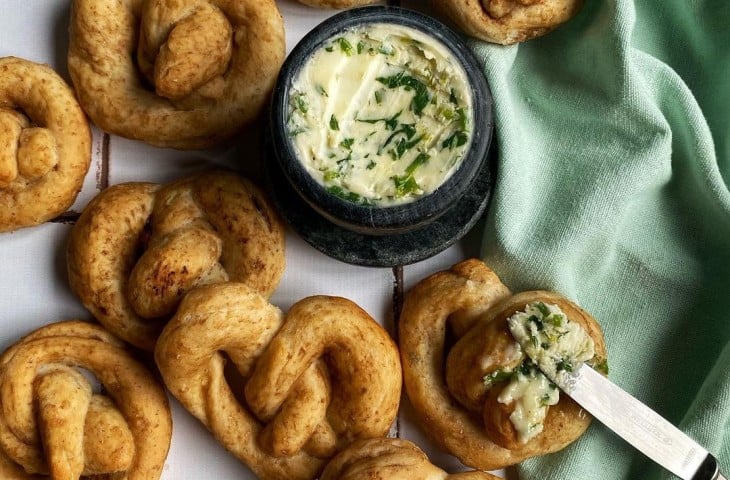 Brezel com manteiga de cebolinha
