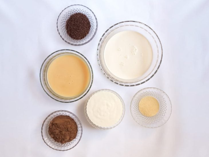 Uma bancada com os ingredientes.
