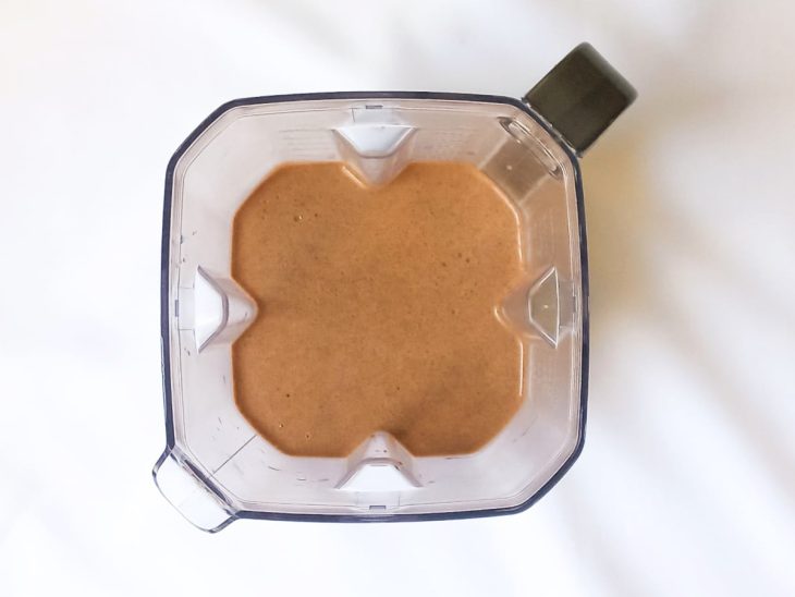 Um liquidificador com a mistura de todos os ingredientes da receita.