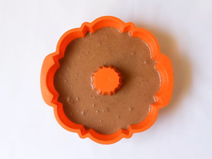 Uma forma contendo brigadeirão.