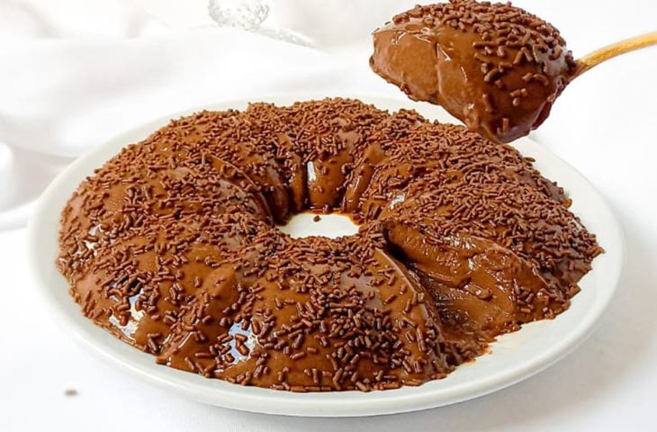 Brigadeirão com gelatina incolor