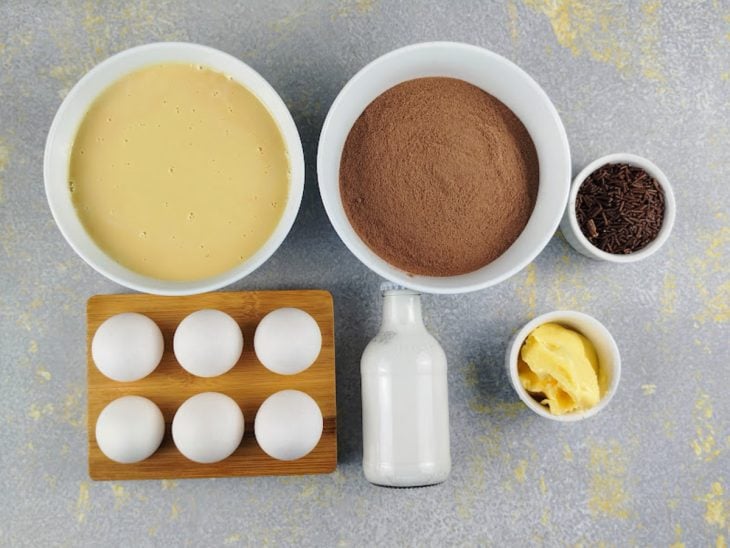 Uma bancada com os ingredientes do brigadeirão.