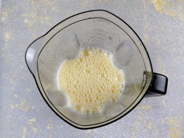 Liquidificador com os ovos batidos.