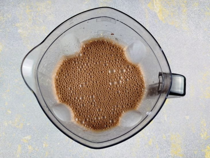Liquidificador com todos os ingredientes do brigadeirão misturados.