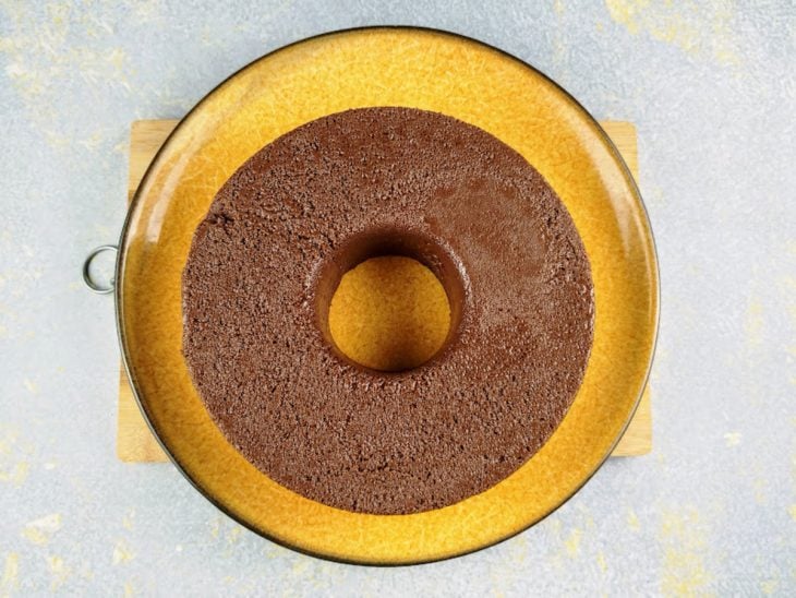 Prato com brigadeirão desenformado.