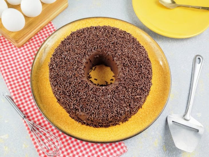 Um prato contendo brigadeirão com leite de coco.
