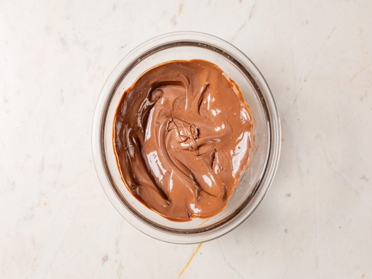 Chocolate derretido em uma tigela de vidro.
