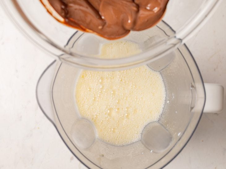 Chocolate derretido adicionado ao liquidificador.