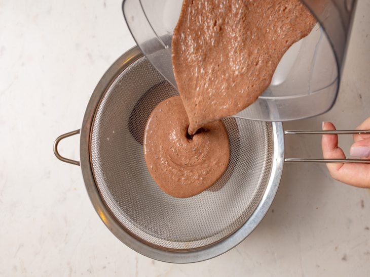 Mistura de brigadeirão transferido para uma forma.
