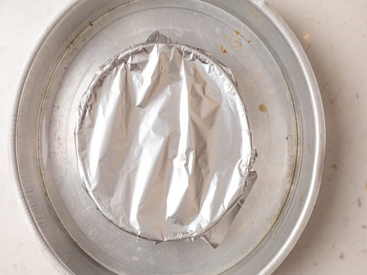 Forma coberta com papel alumínio, pronta para ir ao forno.