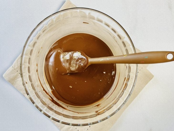Uma tigela com chocolate derretido.