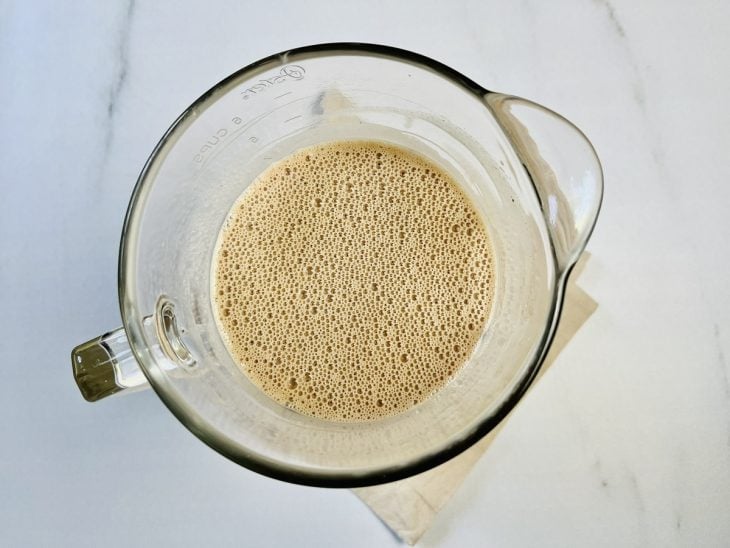 Um liquidificador com leite condensado, cacau em pó, ovo e gemas, leite e creme de leite.