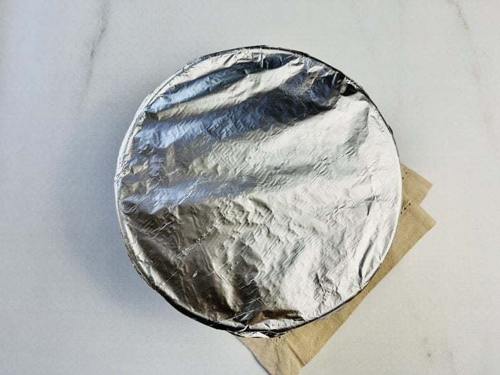 Forma coberta com papel-alumínio.