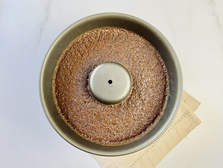 Forma com brigadeirão após assar.