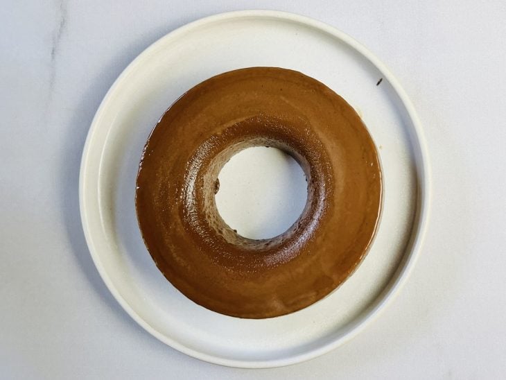 Um prato com brigadeirão desenformado.