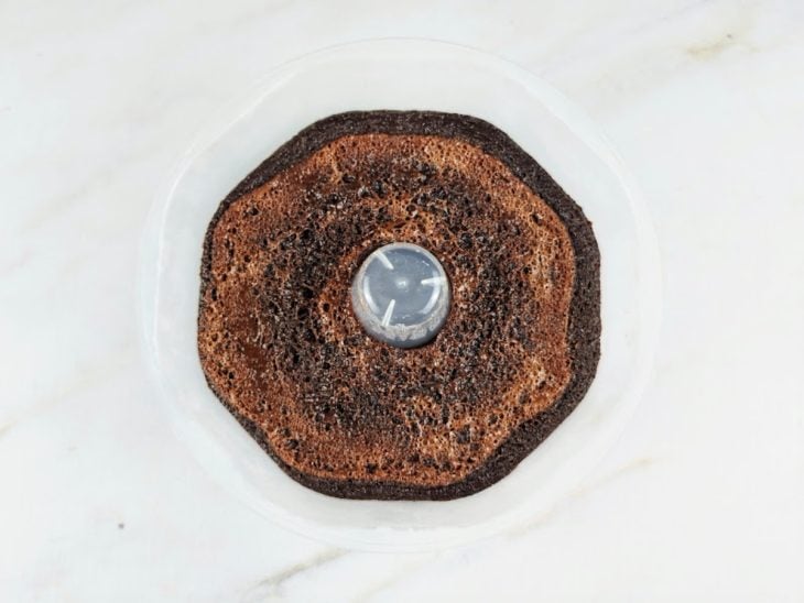 Brigadeirão após tempo de micro-ondas levado para geladeira.