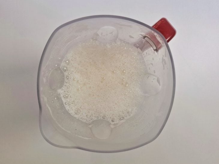 Ovos e água batidos no liquidificador.