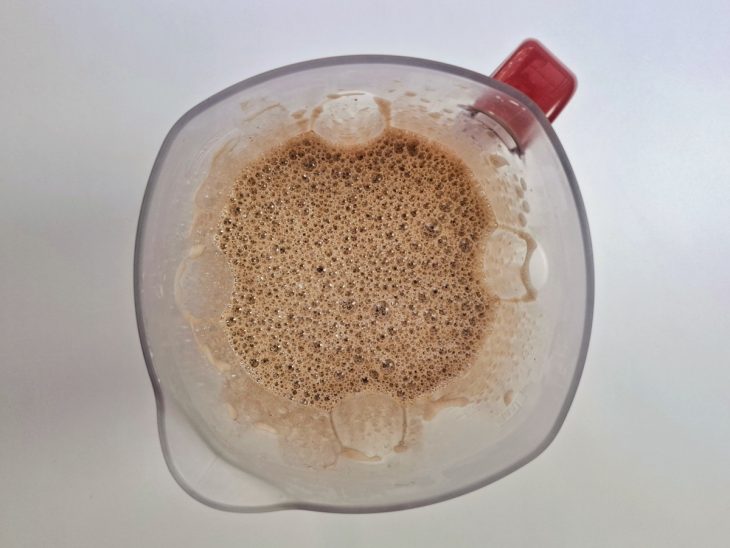 Açúcar, leite em pó e chocolate adicionados e batidos no liquidificador.