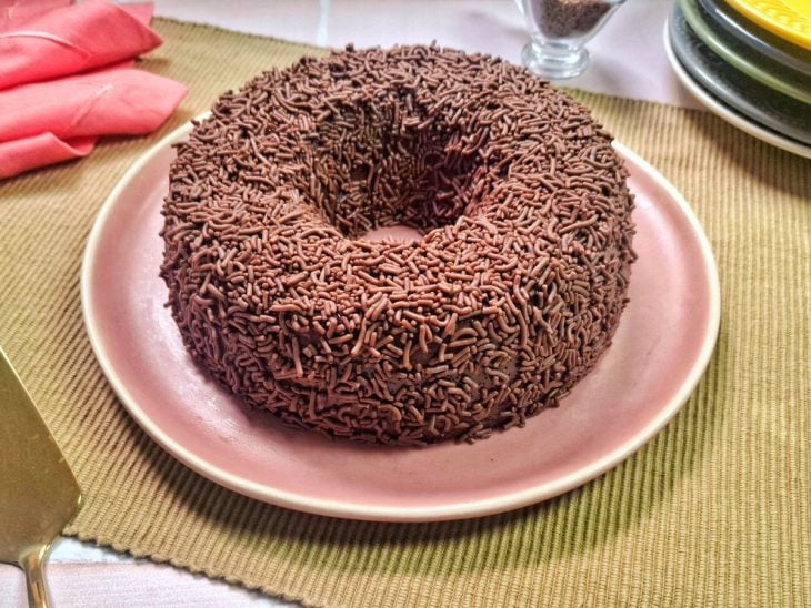 Brigadeirão simples pronto para consumo.