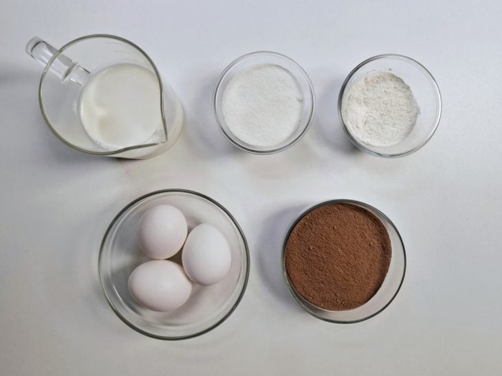 ingredientes reunidos para fazer brigadeirão
