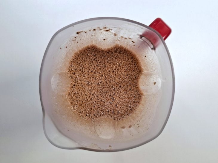 massa de brigadeirão batendo no liquidificador