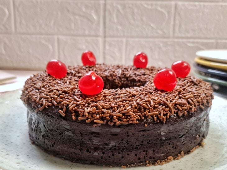 brigadeirao-simples-e-rapido decorado com granulado e cerejas em calda