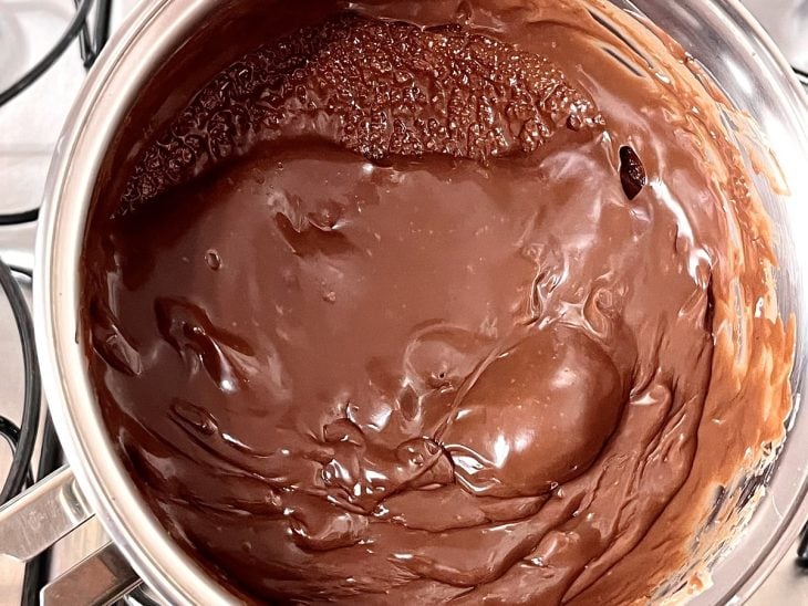 Uma panela contendo brigadeiro no ponto.