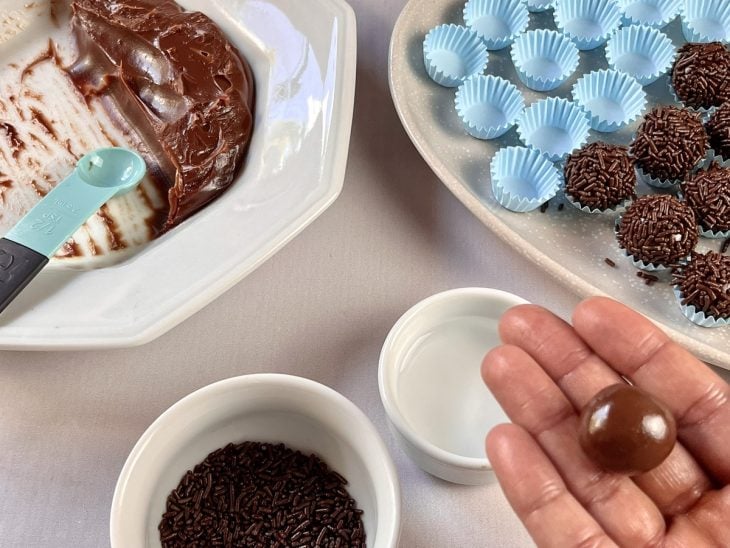 Brigadeiro sendo boleado.