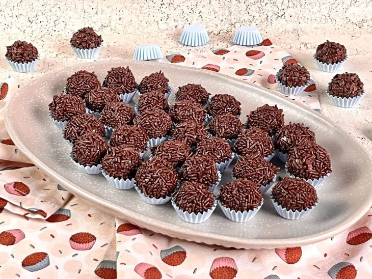 Um recipiente contendo vários brigadeiros.