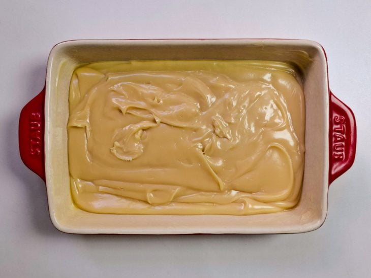 Brigadeiro branco esfriando em uma travessa de porcelana.