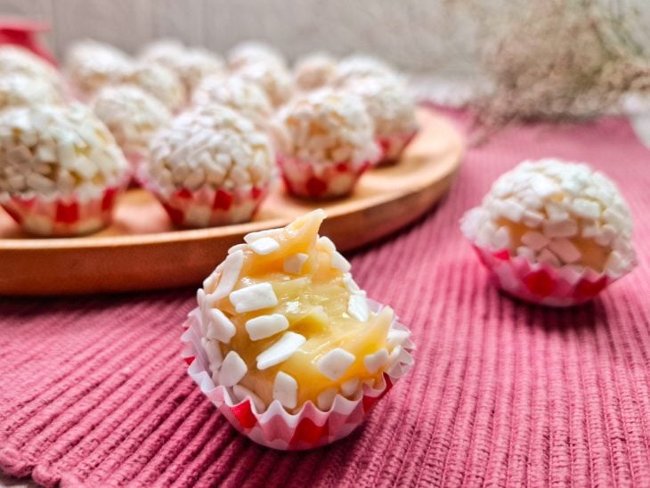 Brigadeiro modelado e finalizado com granulados pronto para consumo.