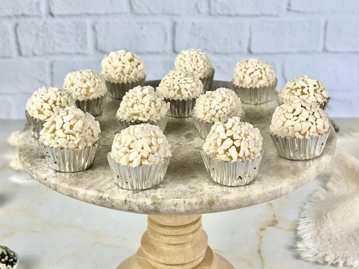 Brigadeiro branco simples em forminhas.