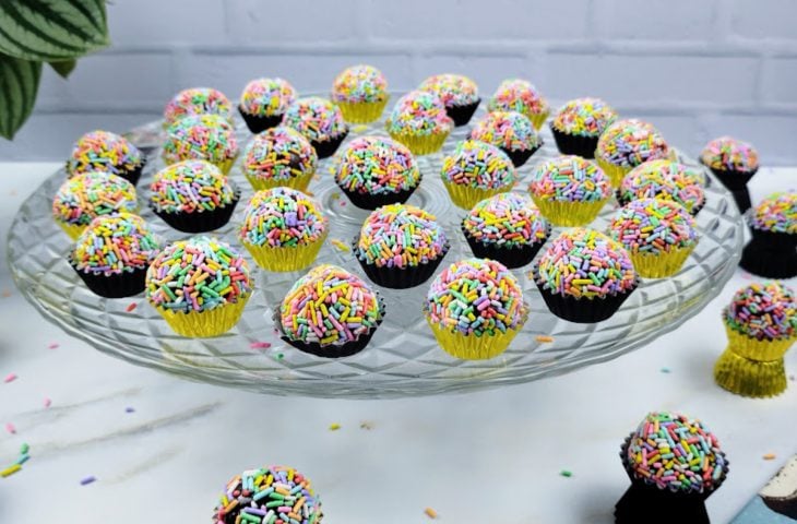 Brigadeiro com granulado colorido