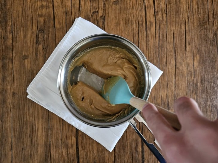 Uma panela com brigadeiro de amendoim.