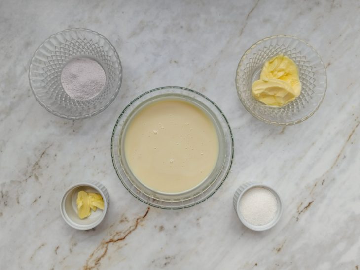 Ingredientes separados sobre a bancada.