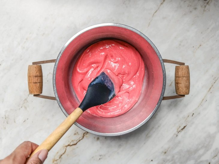 Mistura do leite condensado com o suco em pó e margarina ainda fria.