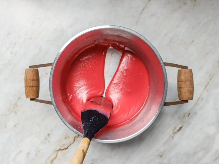 Creme liso sendo mexido no fogo baixo até desgrudar.