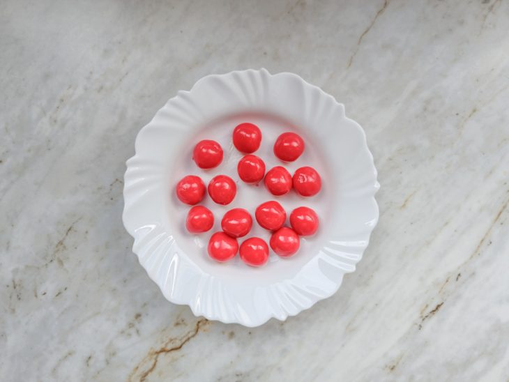 Brigadeiros enrolados no prato.