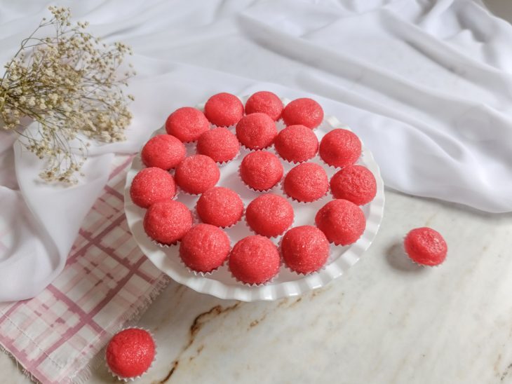 Brigadeiro de bicho de pé servido.