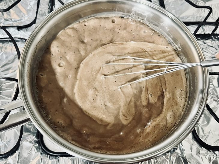 Brigadeiro tomando forma, na panela.