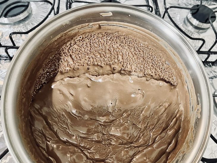Mistura do brigadeiro na panela, engrossando.