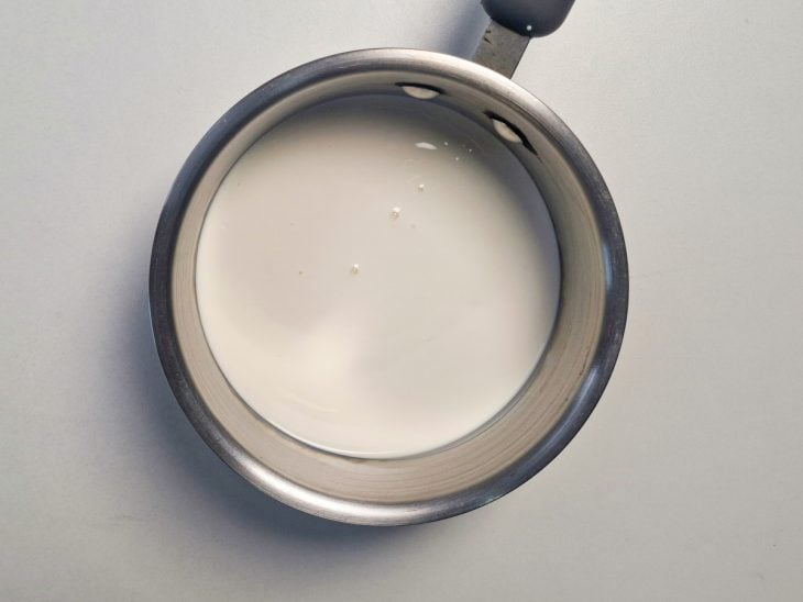 Creme de leite com flor de sal em panela.