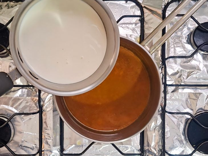 Creme de leite sendo adicionado ao caramelo.