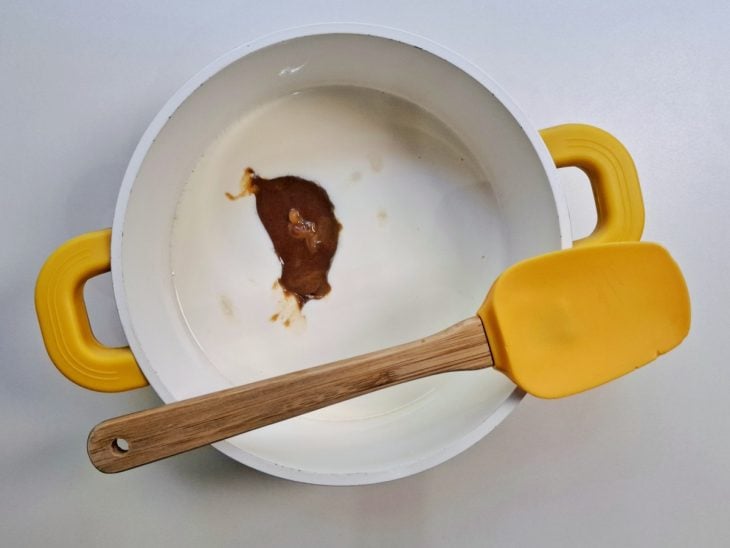 Ingredientes adicionados na panela para incorporar.