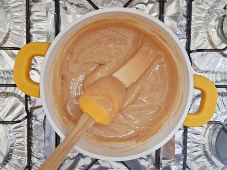 Brigadeiro de churros no ponto certo na panela.